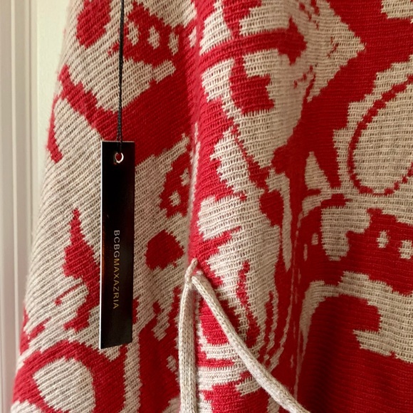 BCBG Maxazria sleeveless knit duster. Self belt included. Beige/red geo print. - Picture 6 of 6